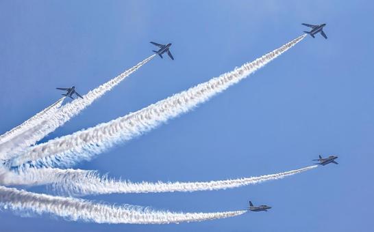 飛行機雲を引きながら翔ぶブルーインパルス 飛行機雲を引きながら翔ぶブルーインパルス ブルーインパルス,航空ショー,航空自衛隊の写真素材