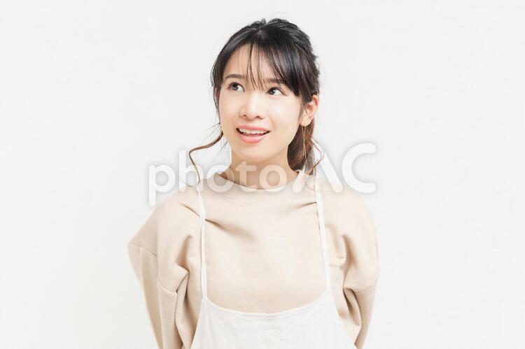 白い背景の前に立ってポーズをとる若い女性 女性,白背景,若いの写真素材