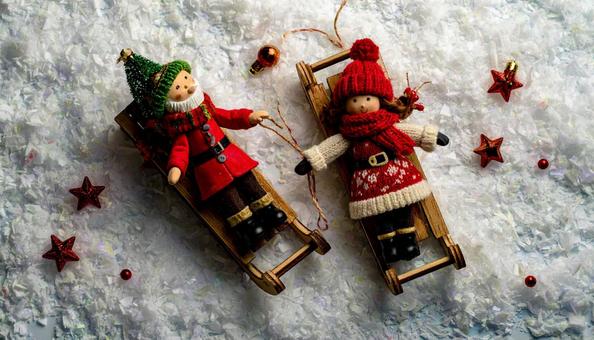 ミニチュアの雪ダルマ人形のカップル ミニチュアの雪ダルマ人形のカップルの写真