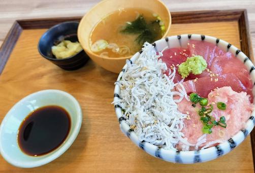 まぐろとしらすの海鮮丼 まぐろとしらすの海鮮丼 海鮮丼,丼,まぐろの写真素材