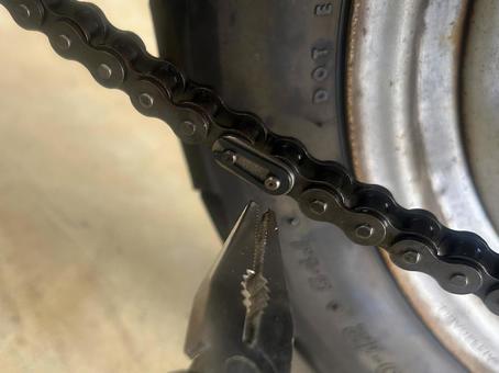 ミニバイクのチェーン交換 チェーン交換,チェーン,バイクの写真素材