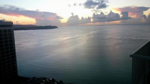 夕焼けの海の写真