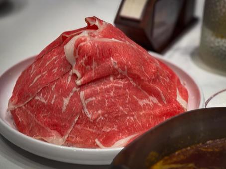 薄切り牛肉の山盛り盛り付けイメージ 薄切り牛肉の山盛り盛り付けイメージ 牛肉,肉,薄切りの写真素材