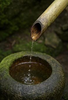 和風のつくばいと竹筒から流れる水 和風のつくばいと竹筒から流れる水の写真