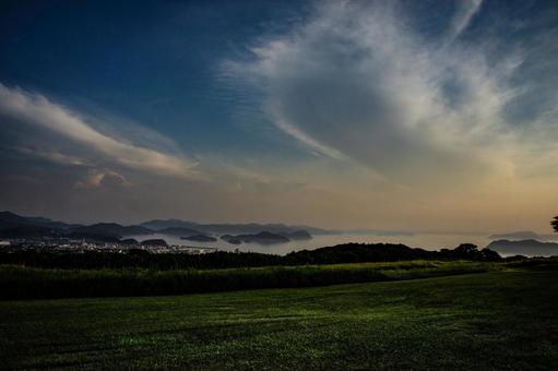<素材>夕暮れの鬼岳山頂の東屋からの眺め <素材>夕暮れの鬼岳山頂の東屋からの眺めの写真