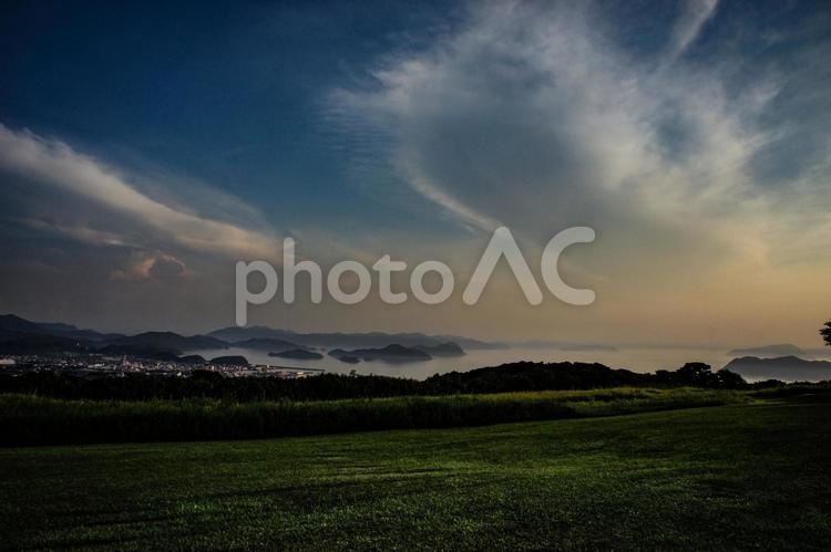 ＜素材＞夕暮れの鬼岳山頂の東屋からの眺め 夕方,サンセット,日没の写真素材