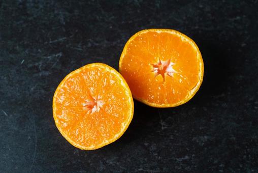 黒背景のカットしたミカン みかん,果物,ミカンの写真素材