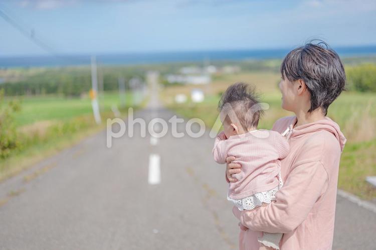 青空と道路と親子(その６０) 赤ちゃん,子供,青空の写真素材