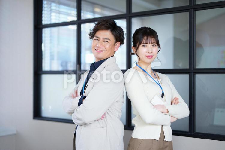 腕組みをして立っている男女 男女,腕組み,微笑むの写真素材