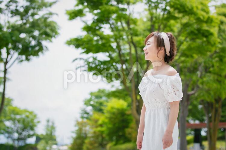 緑の中にいる女性 女性,デート,彼女の写真素材