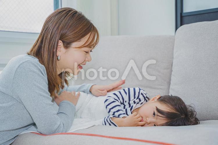 ママとお昼寝中の女の子 女性,昼寝,室内の写真素材