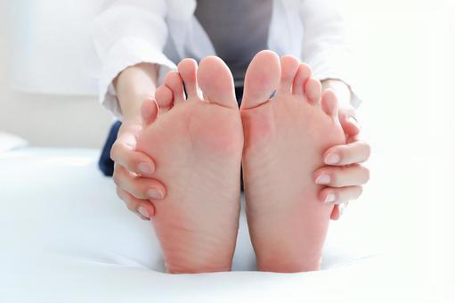 足を触る女性　足裏 女性の足,足の裏,足裏の写真素材
