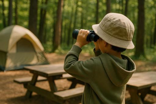 双眼鏡をのぞく子どもの背中 双眼鏡をのぞく子どもの背中の写真
