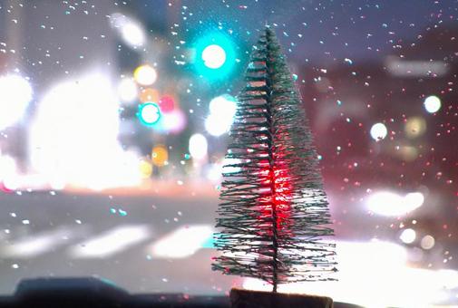車内のツリー（青信号） クリスマス,車内,クリスマスツリーの写真素材