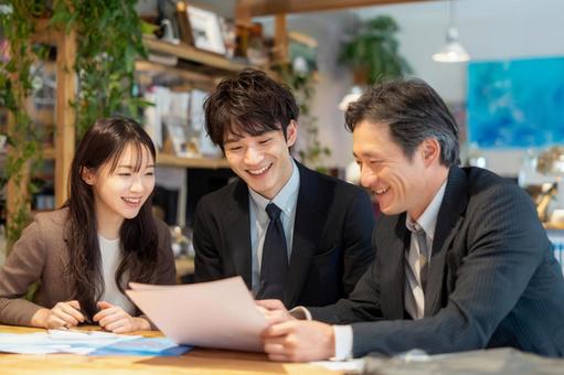 オフィスで打ち合わせの3人-5 オフィスで打ち合わせの3人-5の写真