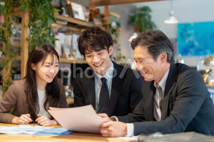 オフィスで打ち合わせの3人-5 オフィス,打ち合わせ,説明の写真素材