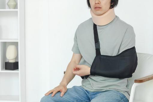 通院中の男性 ケガ,通院,治療の写真素材