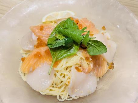 サーモンとホタテの冷製パスタ サーモンとホタテの冷製パスタ サーモン,ホタテ,冷製パスタの写真素材