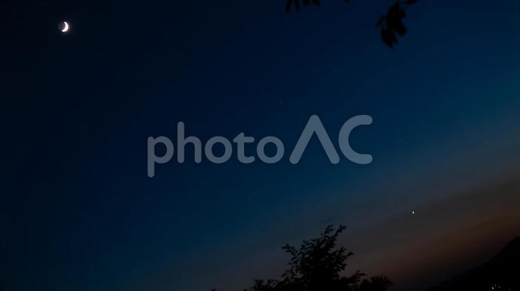 宵の空、三日月と惑星が語らう刻 三日月,夕暮れ,惑星の写真素材