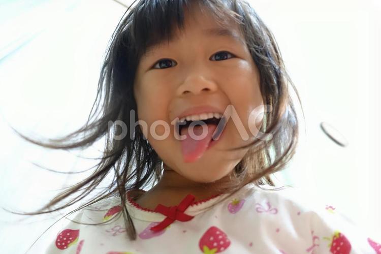 舌だして笑顔の子供 子供,女の子,可愛いの写真素材