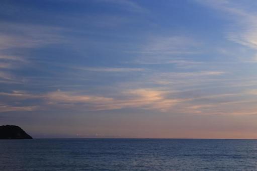 西伊豆町の素晴らしい海岸線の夕陽 西伊豆町の素晴らしい海岸線の夕陽の写真