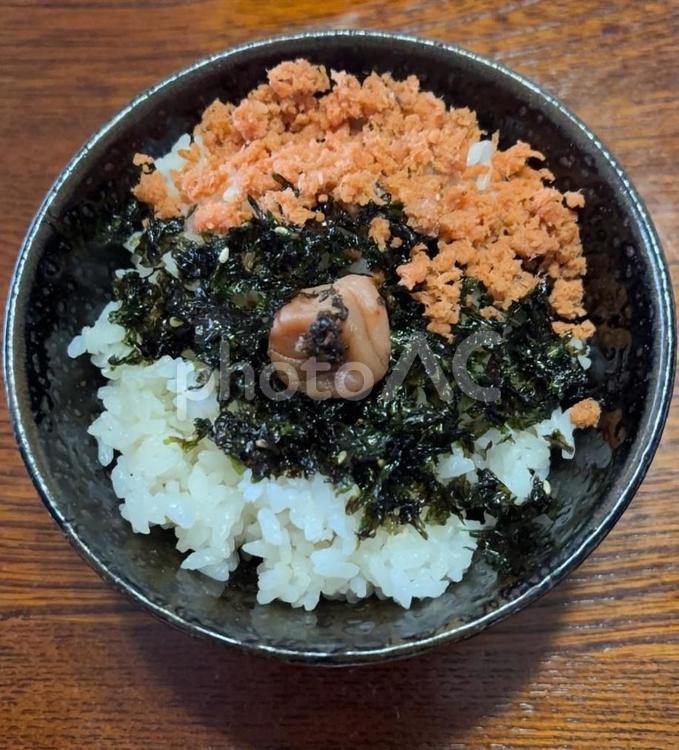 鮭フレークと韓国のりとかつお梅の茶碗飯 茶碗飯,あきたこまち,七分突きの写真素材