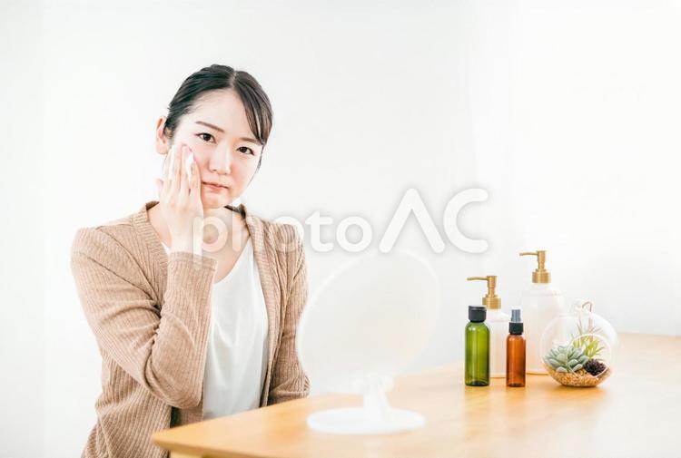 コットンを使ってスキンケアをする女性 スキンケア,肌荒れ,困るの写真素材
