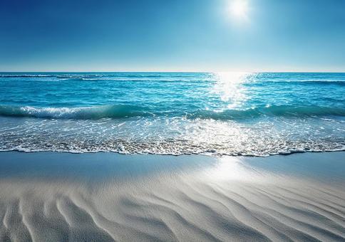 穏やかな波が打ち寄せる夏の海辺 穏やかな波が打ち寄せる夏の海辺の写真