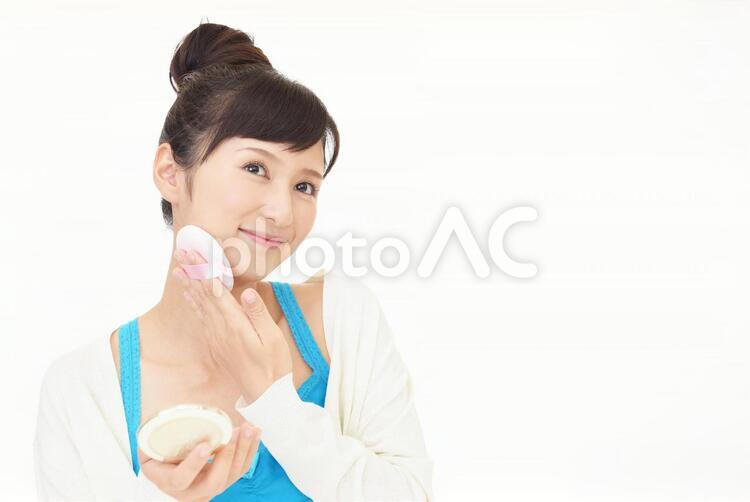 メイクアップをする女性 メイクアップ,女性,女の写真素材