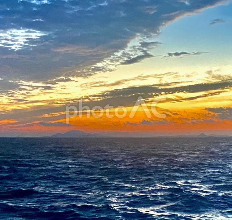 朝と荒波 サンセット,海,seeの写真素材