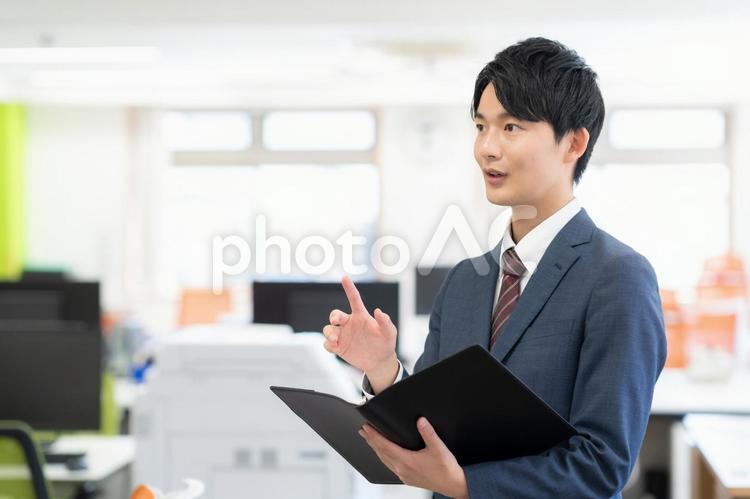 オフィスで働く男性のビジネスマン ビジネス,新入社員,オフィスの写真素材
