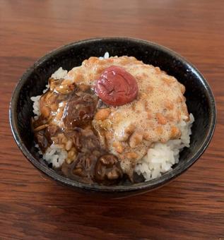 こまちご飯になめこの佃煮と納豆としそ梅 茶碗飯,朝ご飯,あきたこまちの写真素材