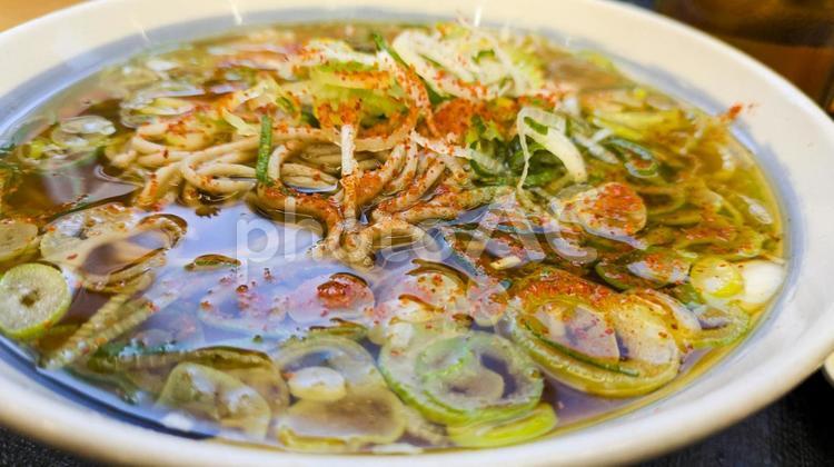一味をふりかけたネギたっぷりの蕎麦 蕎麦,麺類,料理の写真素材