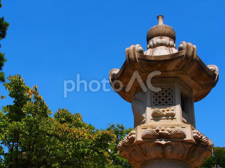 夏空と燈籠 燈籠,灯籠,灯篭の写真素材