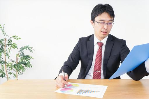 決算・監査・粉飾決算 会社,日本人,会計事務所の写真素材