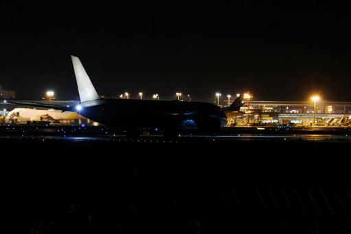 夜の空港 夜の空港 旅客機,旅,夜の写真素材