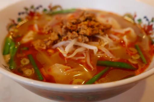 中華料理店の刀削麺 中華料理店の刀削麺 刀削麺,ひき肉,ニラの写真素材