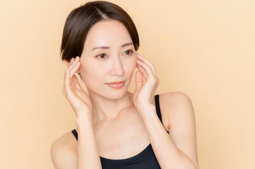 スキンケアをするミドルの女性 スキンケアをするミドルの女性 ビューティー,女性,スキンケアの写真素材