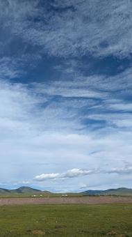 夏のモンゴルの大草原と雲の写真