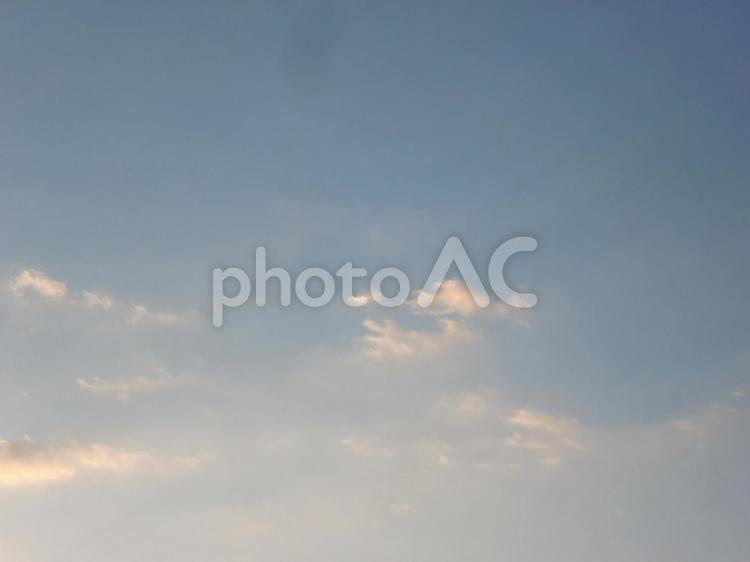 夕焼けにはばたく鳥の骨雲 雲,鳥,骨の写真素材