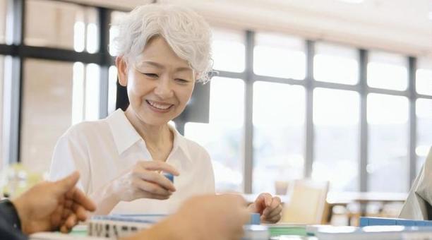 介護施設で麻雀を楽しむアジア人高齢者 介護施設で麻雀を楽しむアジア人高齢者 介護施設,麻雀,高齢者の写真素材