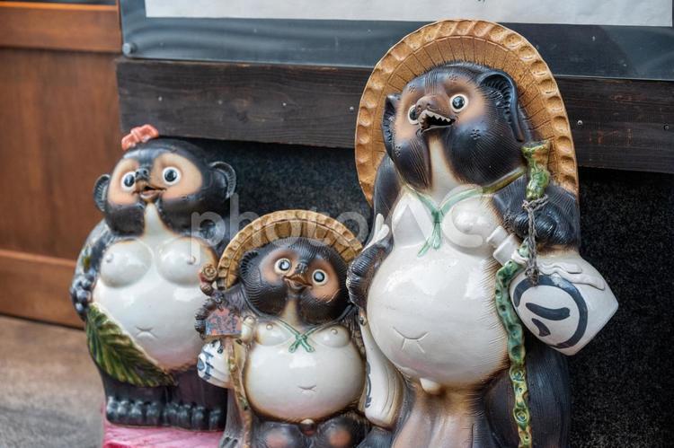 3匹の狸の置物 たぬき,置物,タヌキの写真素材