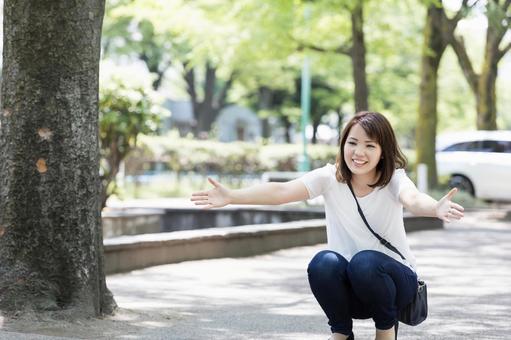 子供を呼ぶ母親 子供を呼ぶ母親 公園,男性,女性の写真素材