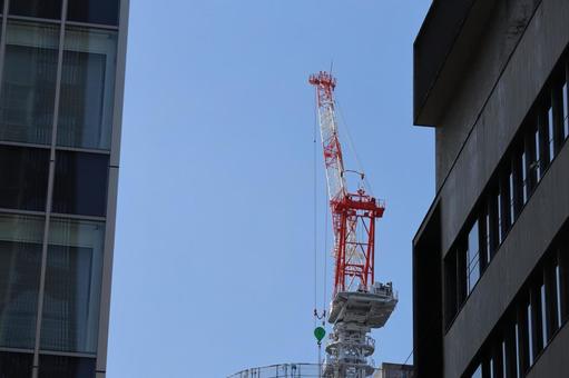 ビルの間に青空とクレーンの見える街の風景 ビルの間に青空とクレーンの見える街の風景の写真