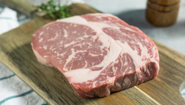 カッティングボードの上の豚バラ肉 カッティングボードの上の豚バラ肉の写真