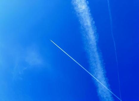 飛行機雲 夏の青空 快晴 飛行機雲 夏の青空 快晴の写真