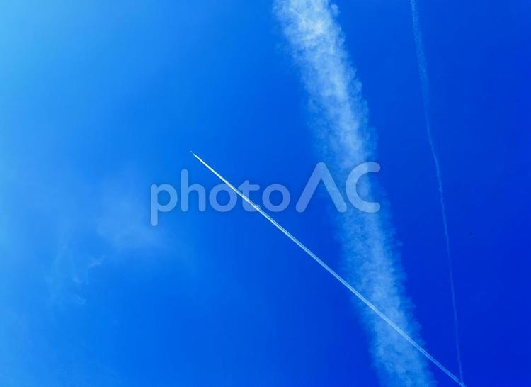 飛行機雲　夏の青空　快晴 空,晴れ,あおぞらの写真素材