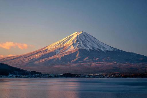 湖からみた富士山の日の出の写真
