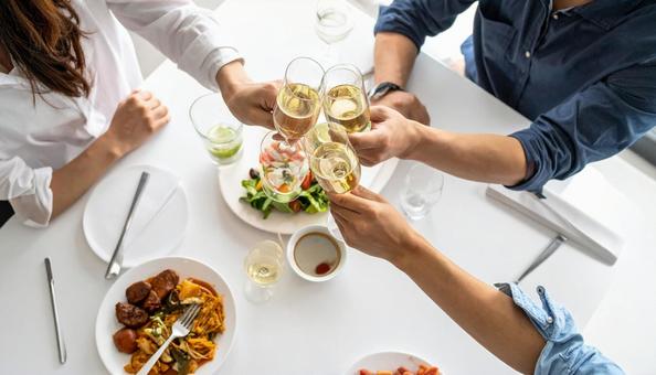 ホームパーティーで乾杯する男女 ホームパーティーで乾杯する男女の写真