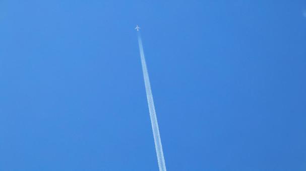 秋空に飛行機雲の写真